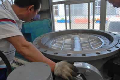 上海機電產品質檢測試員正在對滬工產品進行檢測