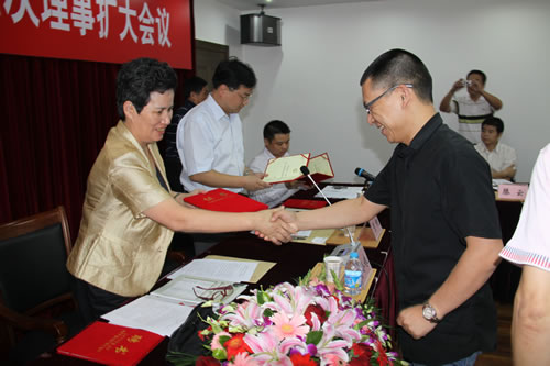 嘉定區區委常委、副區長費小妹女士為滬工董事長楊猛頒發質量協會副會長證書