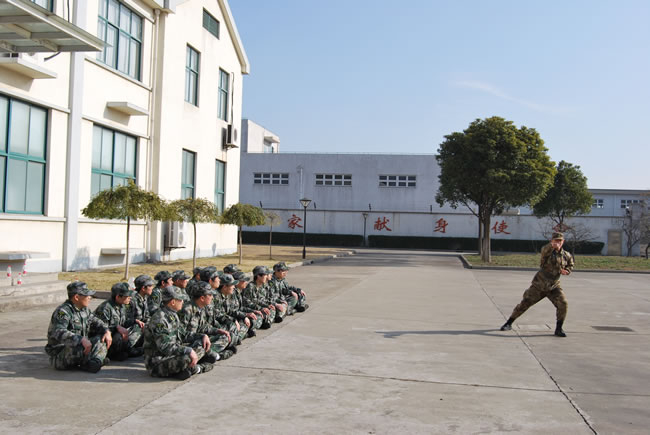 在訓(xùn)練基地里開展訓(xùn)練圖(5)