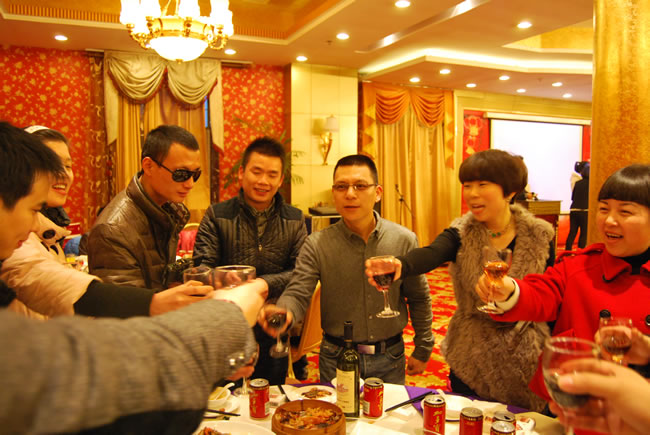 楊猛向公司員工敬酒(1)