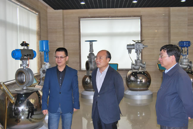 朱建江副區(qū)長、沈培新書記參觀滬工產(chǎn)品展示廳