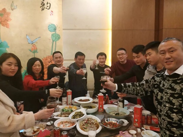 滬工閥門2020年會(huì)舉杯慶祝(1)