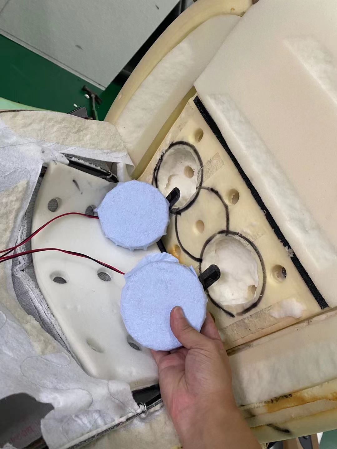 拆機后我們在座椅的A面加裝了體驗音樂核心律動部件，換能器。