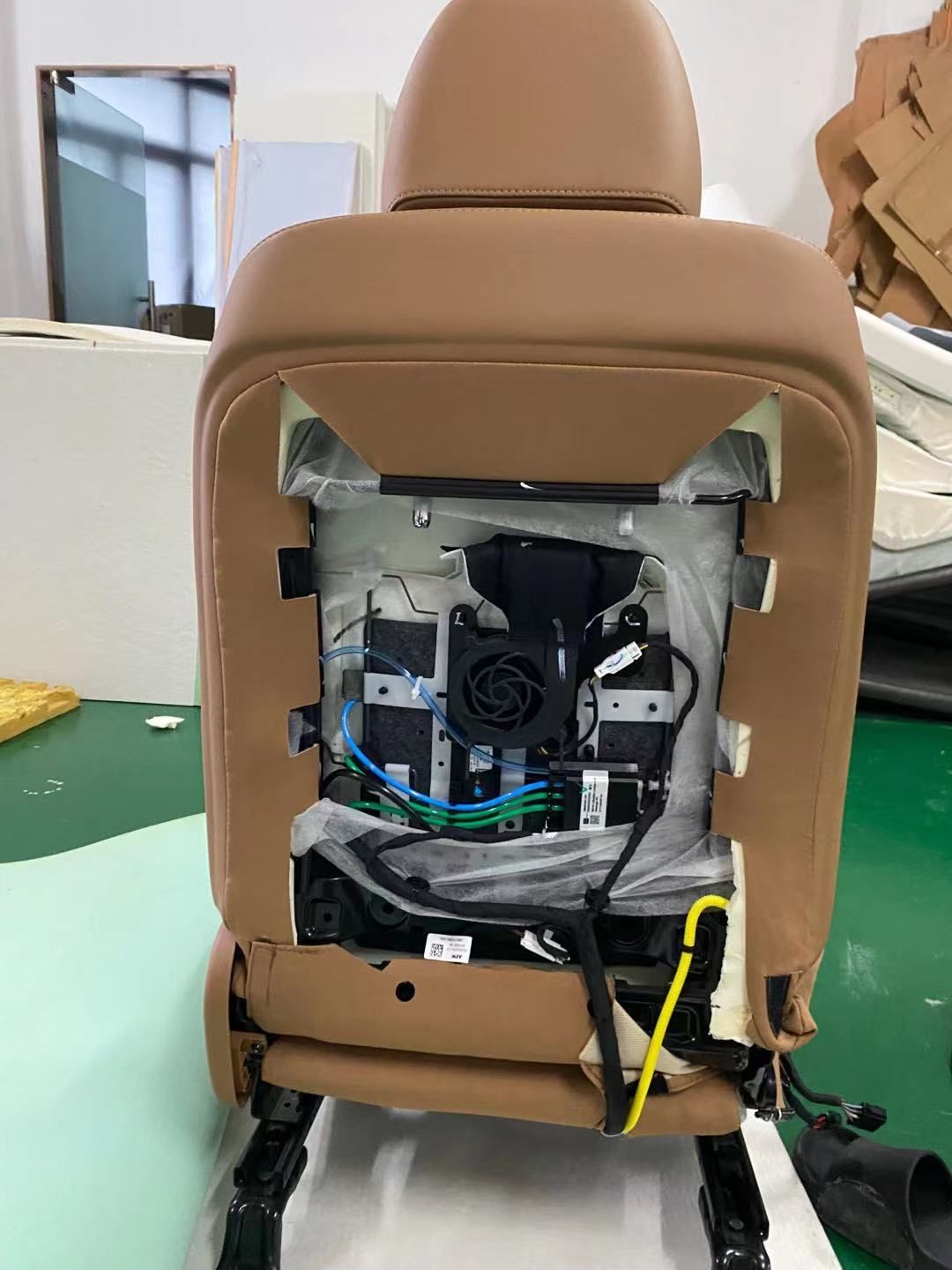 同樣在背部也加裝了換能器。