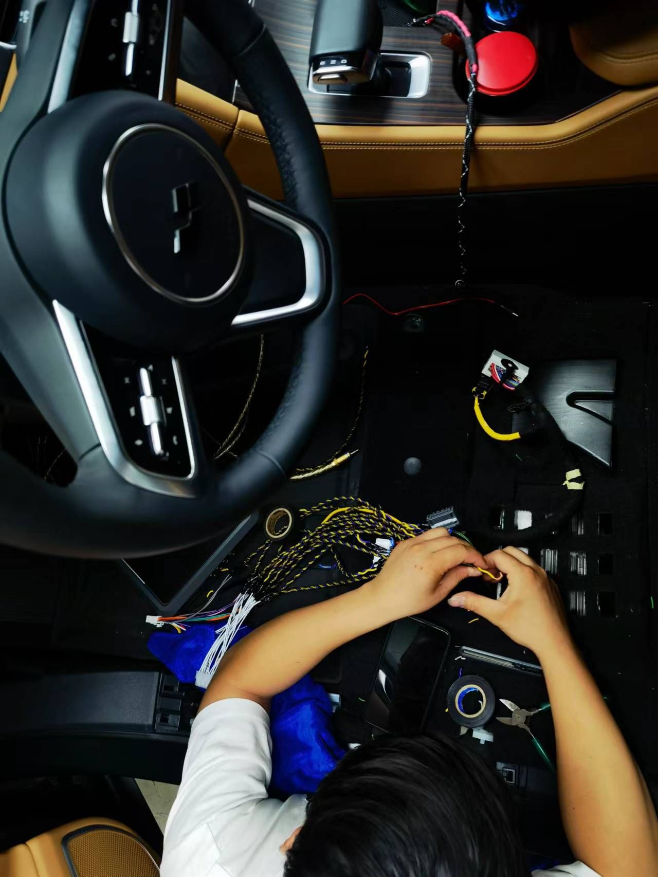 預裝完換能器我們在車機功放中，接出一段全屏信號，將信號給副駕座椅。